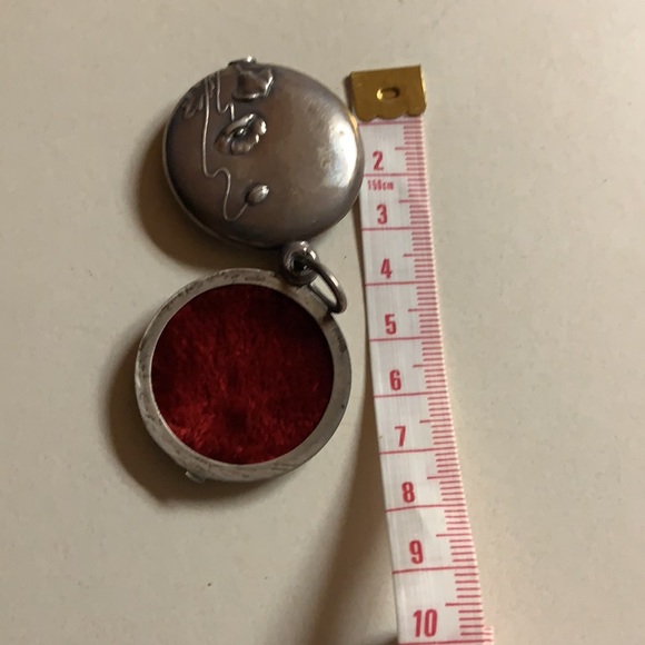 Locket - Picture 7 of 7